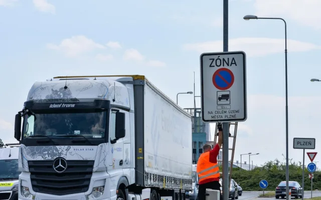 Kamiony už v Plzni nezaparkují, podle radnice mají řidiči využít dálniční odpočívky