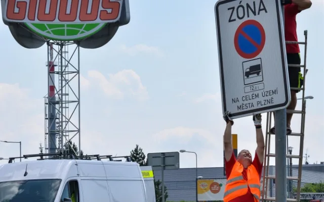 Kamiony už v Plzni nezaparkují, podle radnice mají řidiči využít dálniční odpočívky