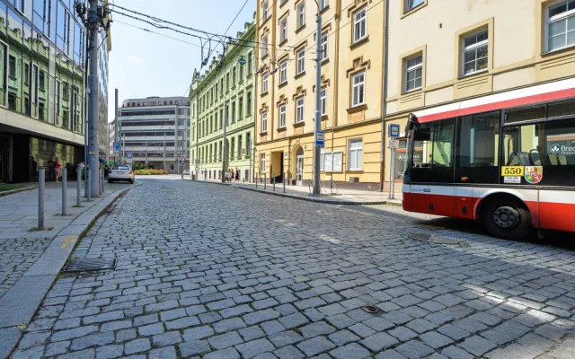 Goethova ulice dostane novou dlažbu a obrubníky, cestující v MHD se musí počítat s výlukou