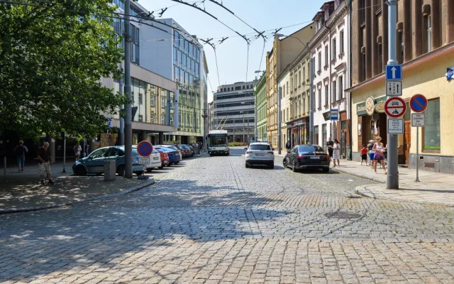 Goethova ulice dostane novou dlažbu a obrubníky, cestující v MHD se musí počítat s výlukou