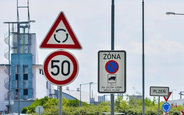 Kamiony už v Plzni nezaparkují, podle radnice mají řidiči využít dálniční odpočívky