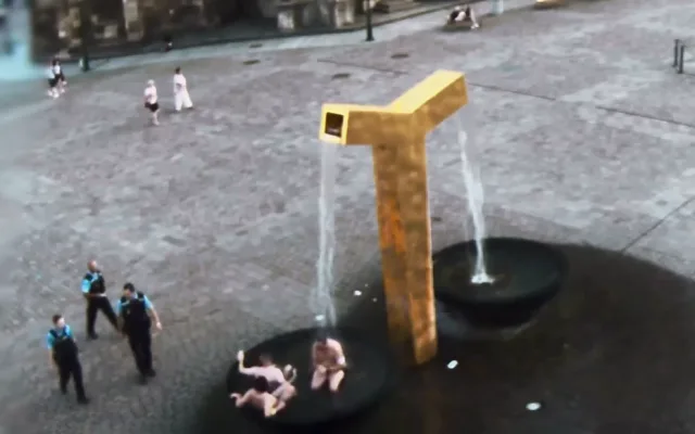 VIDEO: Tojice turistů dováděla v kašnách na náměstí, udělali si z ní hydromasážní vanu a pili v ní pivo