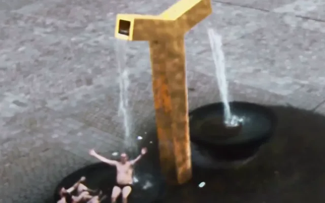 VIDEO: Tojice turistů dováděla v kašnách na náměstí, udělali si z ní hydromasážní vanu a pili v ní pivo