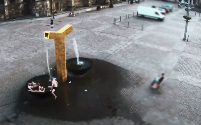 VIDEO: Tojice turistů dováděla v kašnách na náměstí, udělali si z ní hydromasážní vanu a pili v ní pivo