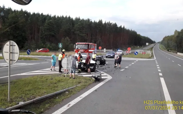 Při čelním střetu dvou osobáků se v podvečer zranilo pět osob. Mezi nimi bylo i jedno dítě