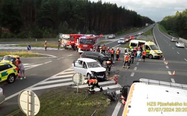 Při čelním střetu dvou osobáků se v podvečer zranilo pět osob. Mezi nimi bylo i jedno dítě