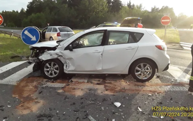Při čelním střetu dvou osobáků se v podvečer zranilo pět osob. Mezi nimi bylo i jedno dítě