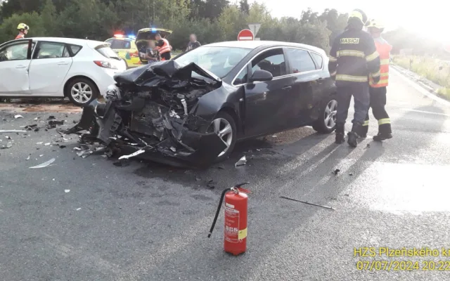 Při čelním střetu dvou osobáků se v podvečer zranilo pět osob. Mezi nimi bylo i jedno dítě