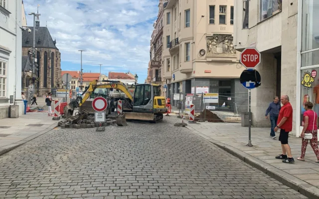 Rekonstrukce Zbrojnické v centru vstoupila do další fáze, vjezd na náměstí je možný Prešovskou a Dominikánskou