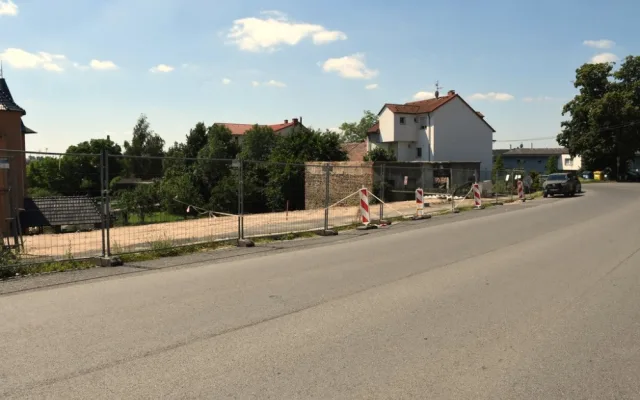 Nestabilní svah ujel do soukromé zahrady. Na místě se teď začíná budovat opěrná zeď za deset milionů