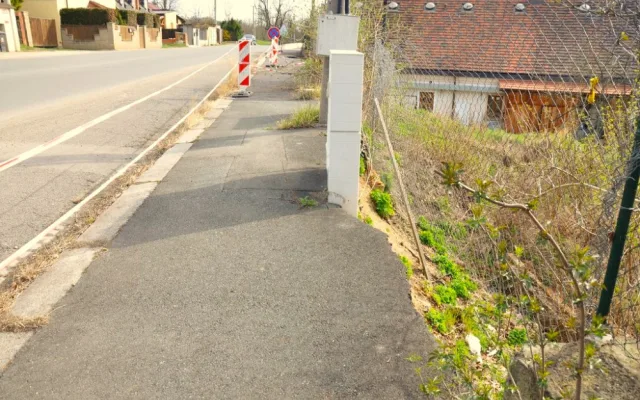 Nestabilní svah ujel do soukromé zahrady. Na místě se teď začíná budovat opěrná zeď za deset milionů