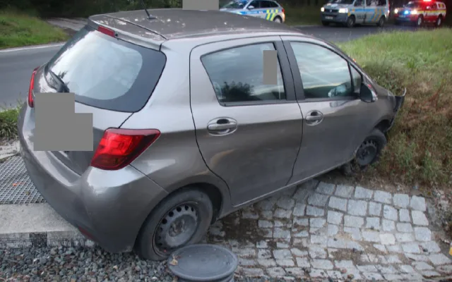 Opilý a zfetovaný řidič havaroval na železniční přejezdu, varovných světel si vůbec nevšiml