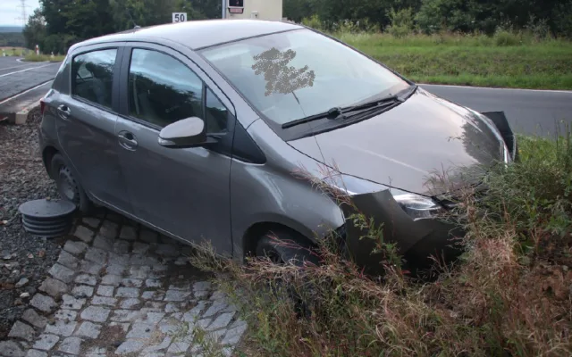 Opilý a zfetovaný řidič havaroval na železniční přejezdu, varovných světel si vůbec nevšiml