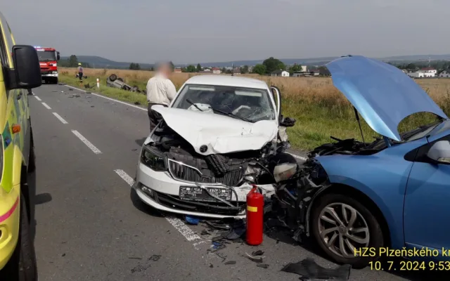 Hromadnou nehodu čtyři vozů způsobil senior, který vjel do protisměru. Jako dělová koule smetl ostatní automobily