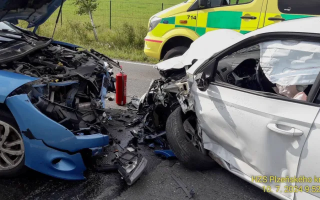 Hromadnou nehodu čtyři vozů způsobil senior, který vjel do protisměru. Jako dělová koule smetl ostatní automobily