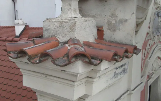 Budovu biskupství zahalilo lešení, dostane novou fasádu. O její barvě ještě rozhodnou památkáři