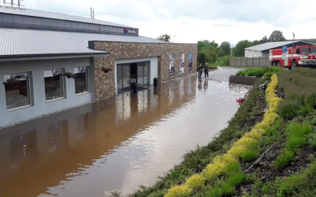 Letošní bleskové povodně napáchaly obrovské škody, jednu obec vyplavila voda už třikrát