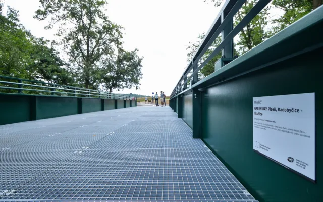 Nová lávka přes řeku Úhlavu překlenula málo známou rokli V Lahošti. Měří 40 metrů a je pro chodce i cyklisty