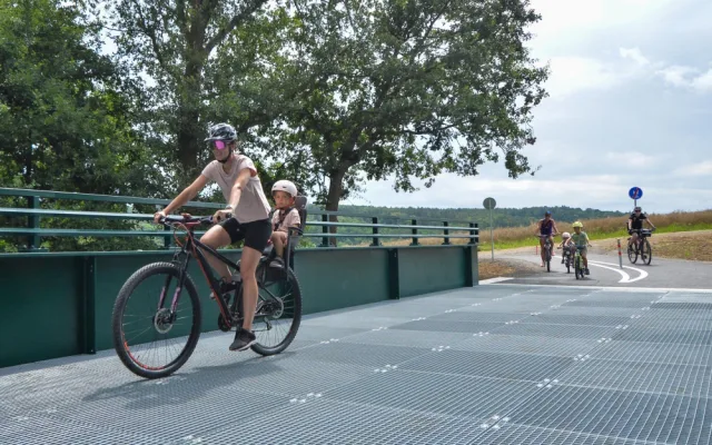 Nová lávka přes řeku Úhlavu překlenula málo známou rokli V Lahošti. Měří 40 metrů a je pro chodce i cyklisty