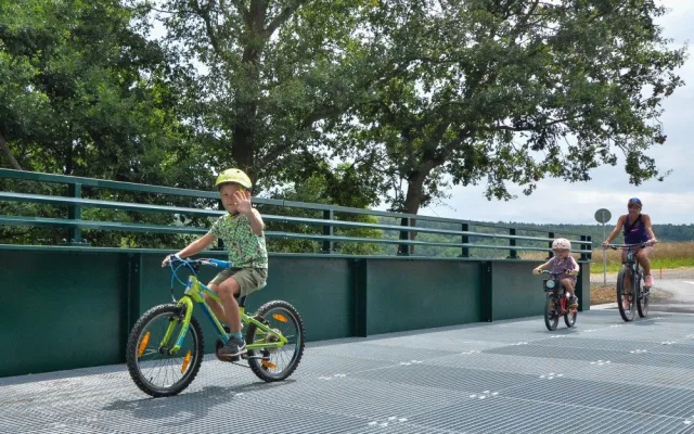 Nová lávka přes řeku Úhlavu překlenula málo známou rokli V Lahošti. Měří 40 metrů a je pro chodce i cyklisty