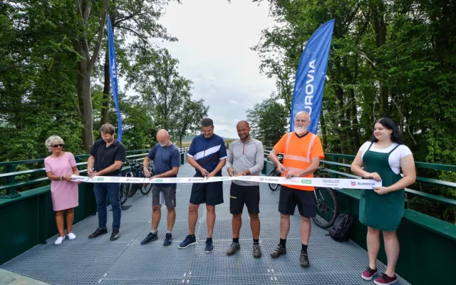 Nová lávka přes řeku Úhlavu překlenula málo známou rokli V Lahošti. Měří 40 metrů a je pro chodce i cyklisty