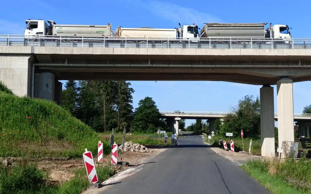 Devět plně naložených nákladních automobilů se postaralo o zátěžový test prvního mostu na stavbě obchvatu