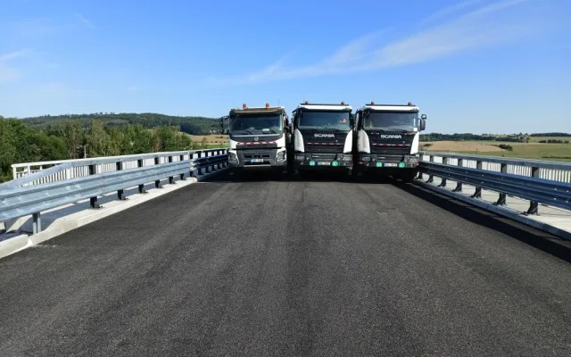 Devět plně naložených nákladních automobilů se postaralo o zátěžový test prvního mostu na stavbě obchvatu