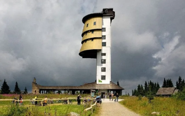 Oblíbená šumavská hájovna Březník dostane novou střechu, dělníci obsadí také Poledník
