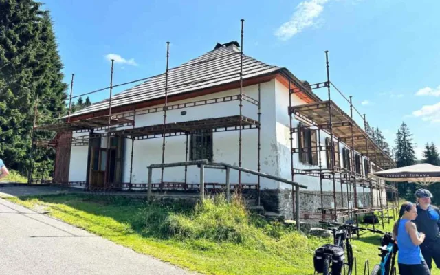 Oblíbená šumavská hájovna Březník dostane novou střechu, dělníci obsadí také Poledník