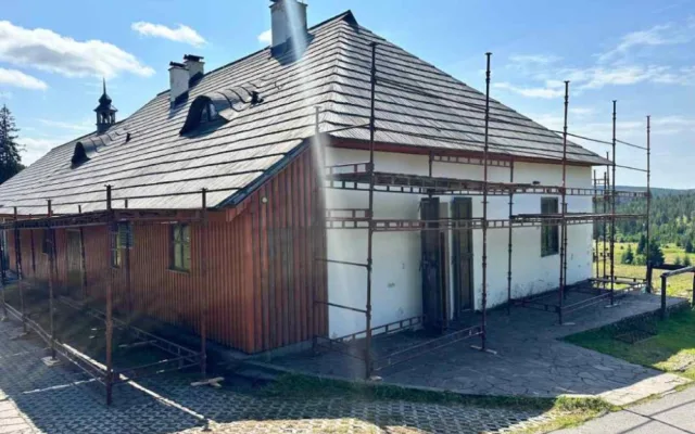 Oblíbená šumavská hájovna Březník dostane novou střechu, dělníci obsadí také Poledník