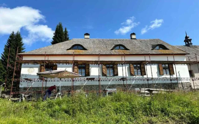 Oblíbená šumavská hájovna Březník dostane novou střechu, dělníci obsadí také Poledník