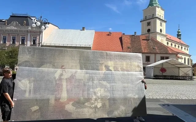 Obří obraz Alfonse Muchy teprve podruhé v jeho dvaadevadesátileté historii opustil Rokycany