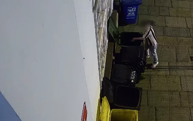 VIDEO: Mladíci soutěžili v hodu půllitrem přes výkop, trefili budovu městského úřadu