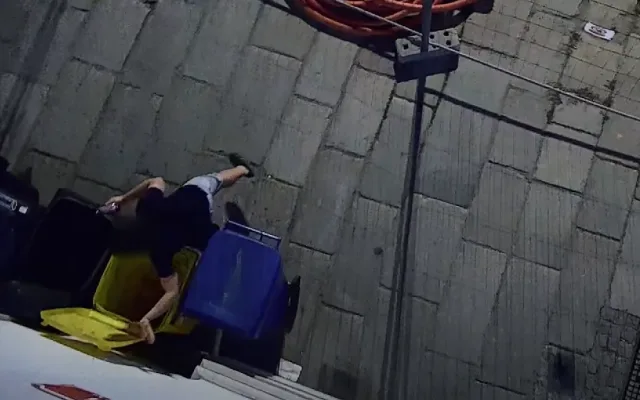 VIDEO: Mladíci soutěžili v hodu půllitrem přes výkop, trefili budovu městského úřadu