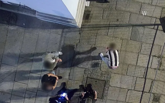 VIDEO: Mladíci soutěžili v hodu půllitrem přes výkop, trefili budovu městského úřadu