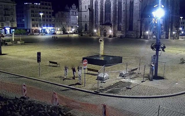 VIDEO: Mladíci soutěžili v hodu půllitrem přes výkop, trefili budovu městského úřadu