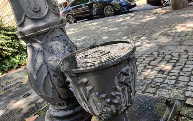 Pítka, fontánky a nově i mlžítka. V parných dnech se mohou lidé osvěžit i v centru města