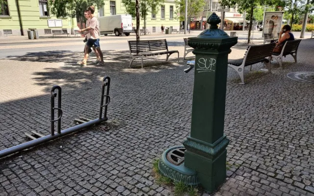 Pítka, fontánky a nově i mlžítka. V parných dnech se mohou lidé osvěžit i v centru města