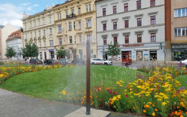 Pítka, fontánky a nově i mlžítka. V parných dnech se mohou lidé osvěžit i v centru města