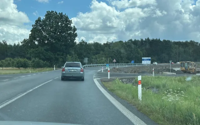 Úpravou prošly dvě nebezpečné křižovatky na velmi frekventované silnici I/20 mezi Plzní a Budějovicemi