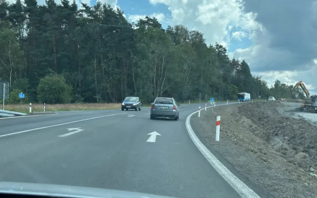 Úpravou prošly dvě nebezpečné křižovatky na velmi frekventované silnici I/20 mezi Plzní a Budějovicemi