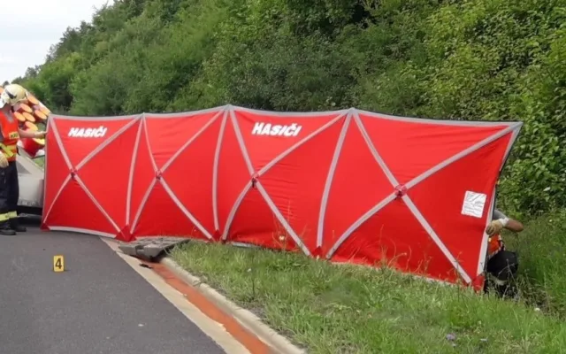 Jeden řidič zahynul při řetězové havárii kamionů na dálnici D5. Ještě předtím jiný motorista zkolaboval a zemřel