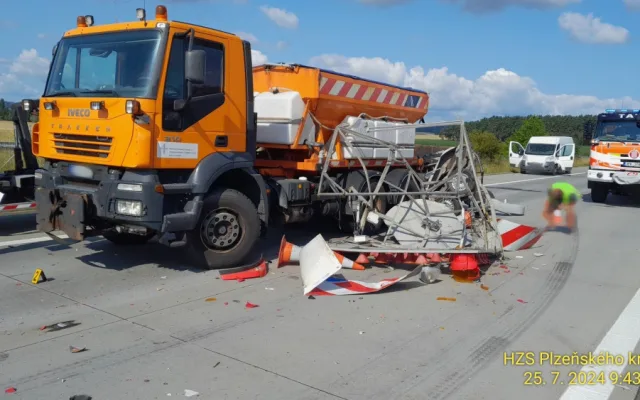 Provoz dálnici D5 opět ochromila nehoda. Ve směru na Prahu od Rozvadova narazil kamion do vozidla údržby