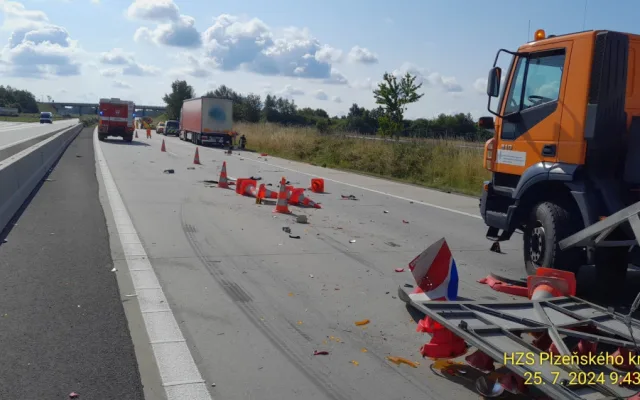 Provoz dálnici D5 opět ochromila nehoda. Ve směru na Prahu od Rozvadova narazil kamion do vozidla údržby