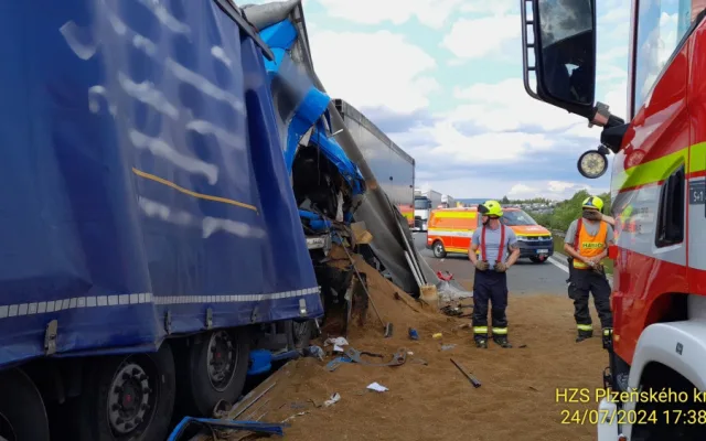 Jeden řidič zahynul při řetězové havárii kamionů na dálnici D5. Ještě předtím jiný motorista zkolaboval a zemřel