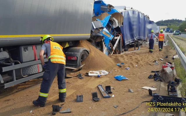 Jeden řidič zahynul při řetězové havárii kamionů na dálnici D5. Ještě předtím jiný motorista zkolaboval a zemřel
