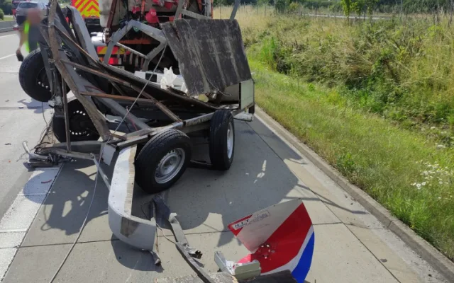 Provoz dálnici D5 opět ochromila nehoda. Ve směru na Prahu narazil kamion do vozidla údržby