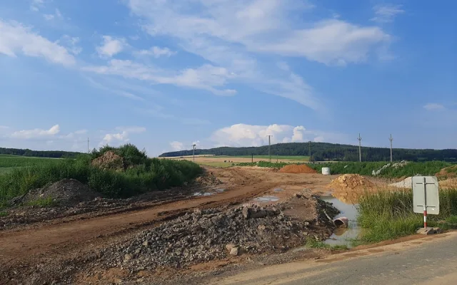 Už příští rok budou moci řidiči využít nové napojení na dálnici D5, přípravy stavby trvaly dlouhých 15 let