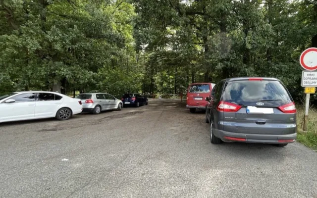 Auta houbařů blokují výjezdy