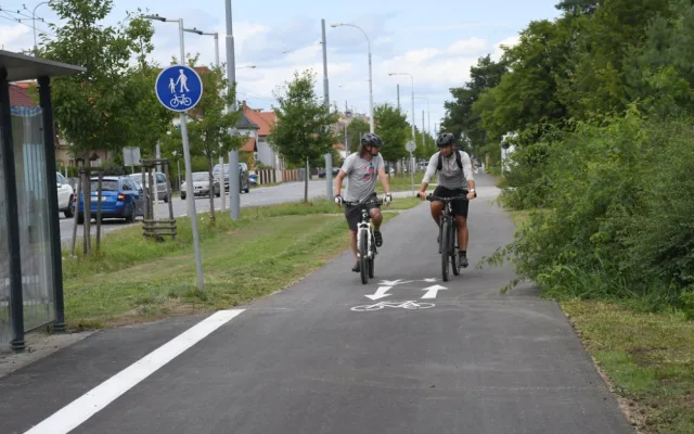 Stezka pro pěší a cyklisty u kasáren na Slovanech má nový asfaltový povrch